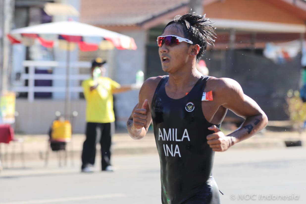 Atlet triathlon Indonesia Martina Ayu Pratiwi dan Rashif Amila Yaqin merayakan kemenangan usai meraih medali emas SEA Games 2025 di Bangkok