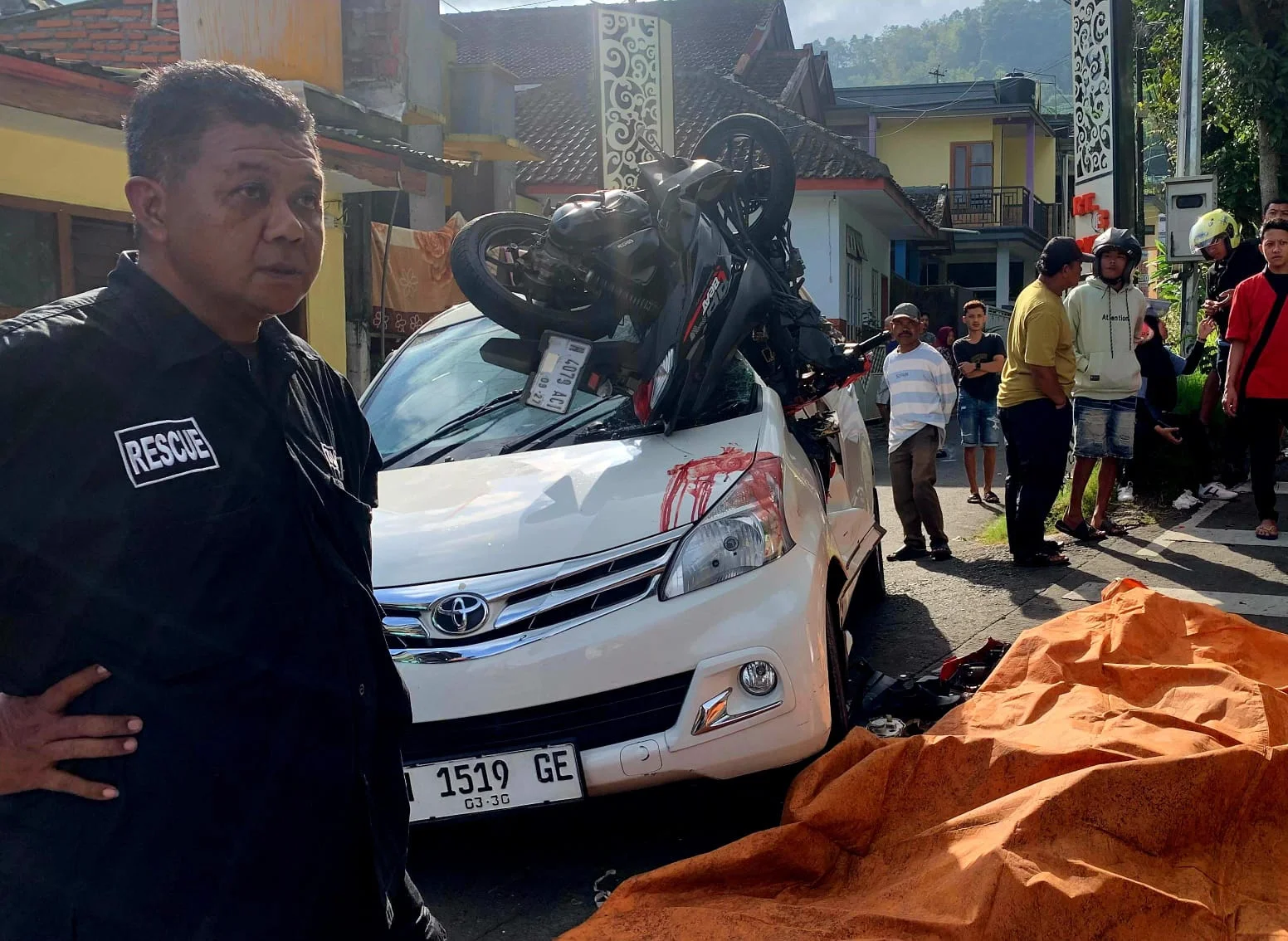 Relawan mengevakuasi korban kecelakaan maut di Jalur Klemuk Batu setelah motor melaju kencang dan mengalami tabrakan fatal.