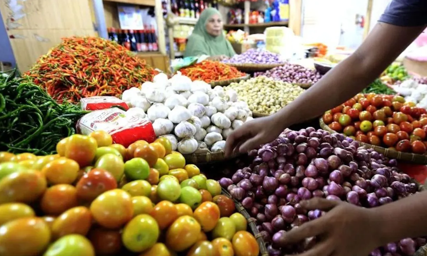Harga bahan pangan hari ini di pasar tradisional, cabai merah Rp74.800 per kg dan telur ayam Rp33.000 per kg, pedagang melayani pembeli.