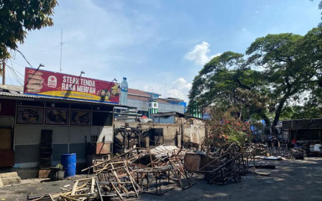 
Tempat kejadian perkara (TKP) pengeroyokan serta perusakan yang menewaskan penagih hutang atau mata elang (matel) di Kalibata, Pancoran, Jakarta Selatan, Jumat (12/12/2025)
