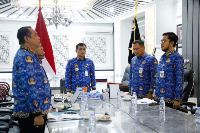 
Penetapan Upah Minimum Jawa Tengah 2026 oleh Gubernur Ahmad Luthfi bersama Disnakertrans di Kantor Gubernur Jawa Tengah, Semarang