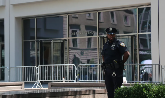 
Aparat keamanan berjaga di area Universitas Brown usai insiden penembakan yang menewaskan dua orang dan melukai sejumlah korban.