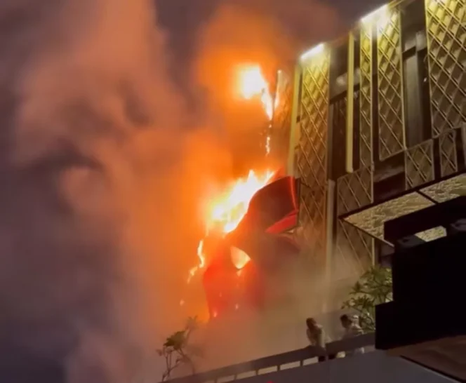 
Kebakaran melanda billboard di Gedung Sarinah, Jakarta, petugas damkar melakukan pemadaman.