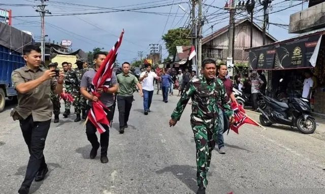 TNI membubarkan aksi massa pengibaran bendera GAM di Lhokseumawe, Aceh secara persuasif dan terukur.