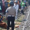 Petugas mengevakuasi sepeda motor korban setelah ibu dan dua anak tewas tertabrak Kereta Api Harina di Pekalongan.
