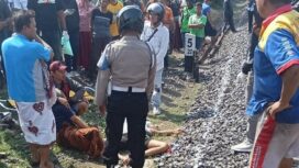 Petugas mengevakuasi sepeda motor korban setelah ibu dan dua anak tewas tertabrak Kereta Api Harina di Pekalongan.