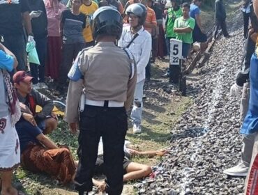 Petugas mengevakuasi sepeda motor korban setelah ibu dan dua anak tewas tertabrak Kereta Api Harina di Pekalongan.
