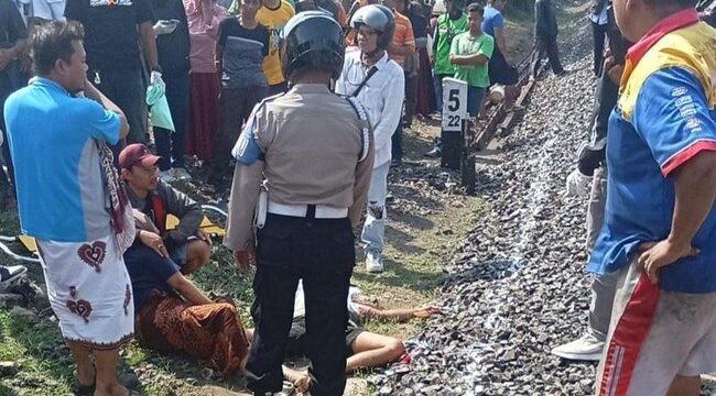 Petugas mengevakuasi sepeda motor korban setelah ibu dan dua anak tewas tertabrak Kereta Api Harina di Pekalongan.