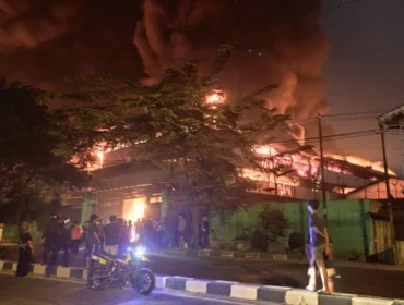 Petugas Damkar Kota Medan berjibaku memadamkan kebakaran hebat yang melanda sebuah pabrik di kawasan industri.