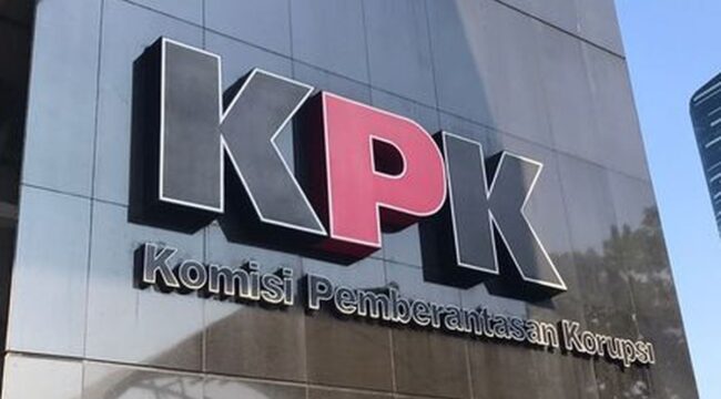 Petugas KPK membawa barang bukti uang tunai dalam OTT dugaan pengaturan pajak sektor pertambangan di Jakarta.