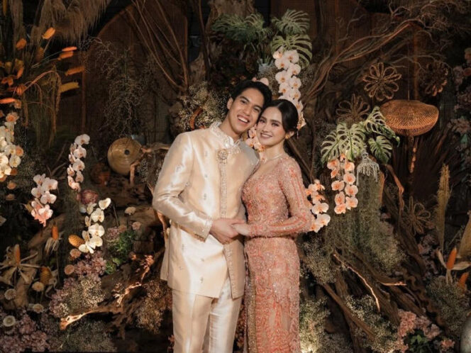 
Potret keluarga di lamaran El Rumi dan Syifa Hadju