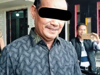 Anggota DPRD Pelalawan ditetapkan sebagai tersangka kasus ijazah palsu, polisi masih mendalami asal-usul dokumen.