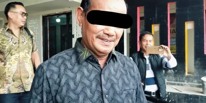 
Anggota DPRD Pelalawan ditetapkan sebagai tersangka kasus ijazah palsu, polisi masih mendalami asal-usul dokumen.