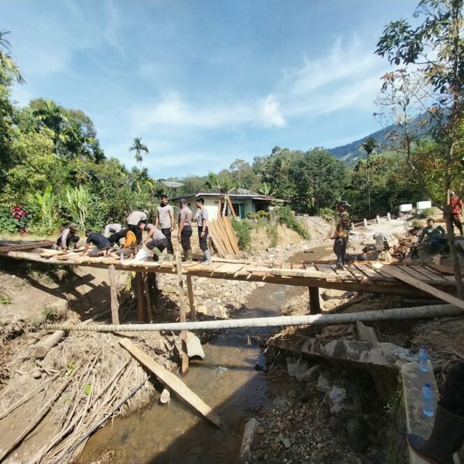 
Polri dan warga membangun jembatan darurat di Rusip Antara
🖼️ Caption Gambar
Anggota Polri bersama warga membangun jembatan darurat untuk menghubungkan kembali tiga kampung di Rusip Antara.