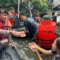 Brimob Polda Metro Jaya mengevakuasi warga terdampak banjir di Jakarta Timur