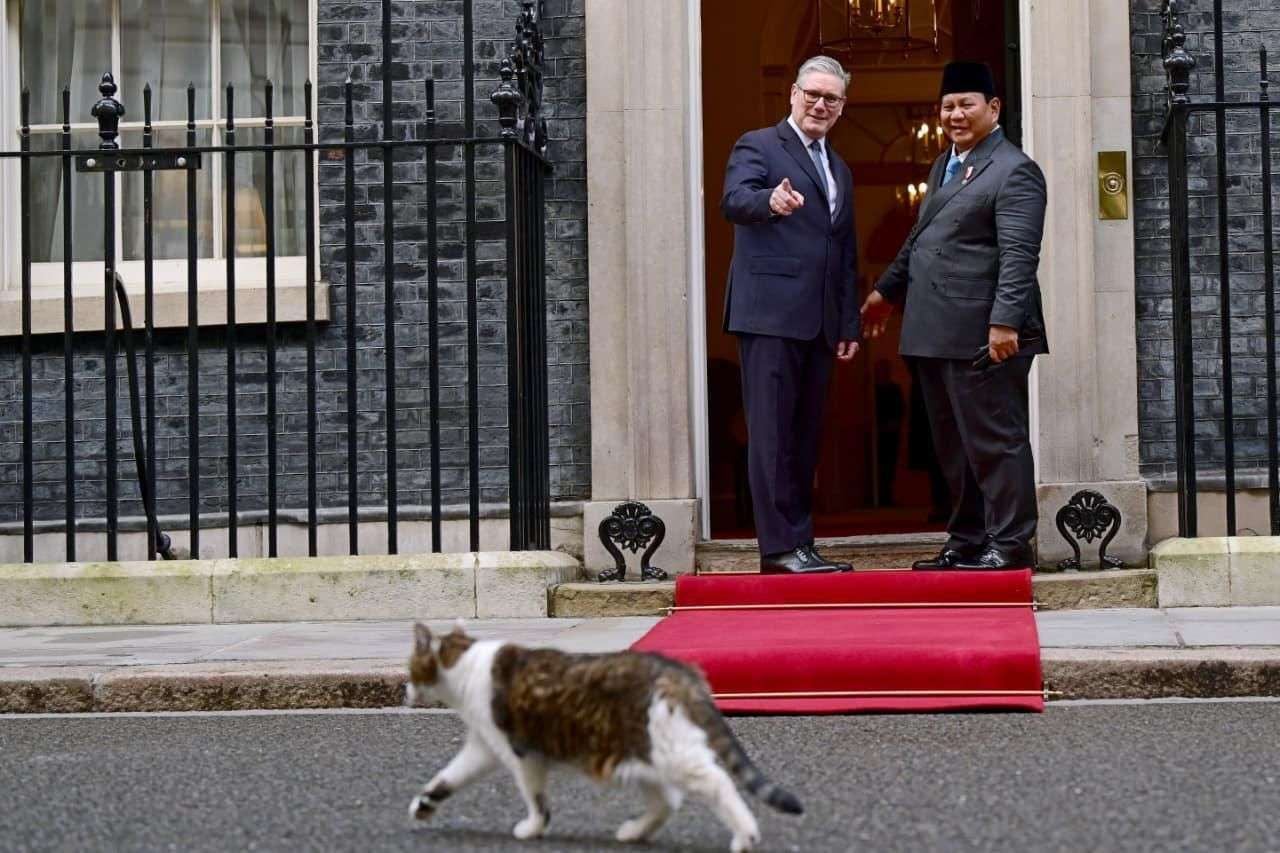 Perdana Menteri Inggris Keir Starmer saat berbincang dengan Presiden Prabowo Subianto mengenai Larry the Cat, kucing resmi Kantor Perdana Menteri Inggris, di Kantor Perdana Menteri Inggris, Downing Street, London, Selasa 20 Januari 2026 (Foto: Biro Pers Sekretariat Presiden)