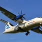 Petugas Basarnas melakukan evakuasi insiden pesawat ATR 42-500 di Maros