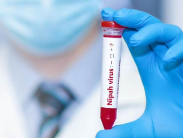 Petugas kesehatan melakukan skrining deteksi dini virus Nipah di fasilitas medis Indonesia