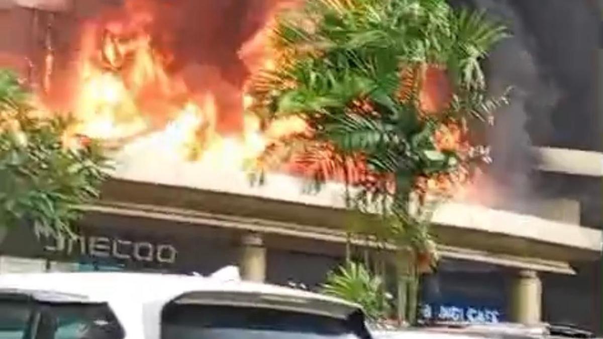 Kebakaran di Mal Ciputra Cibubur, 2 Unit Mobil Damkar Dikerahkan