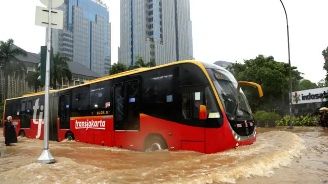 Bus TransJakarta terhenti akibat banjir di Jakarta