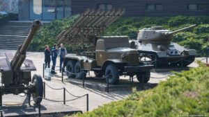 Di timur, Tentara Merah Soviet melancarkan serangan besar terakhir pada 16 April 1945. Pertempuran Seelow Heights melibatkan sekitar 900.000 tentara Soviet dan 90.000 tentara Jerman. Peristiwa ini menjadi pertempuran Perang Dunia II terbesar di tanah Jerman – di mana ribuan nyawa melayang