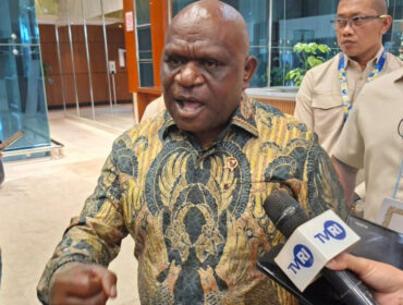 Menteri HAM Natalius Pigai menanggapi polemik surat Ketua BEM UGM ke UNICEF terkait Program Makan Bergizi Gratis.