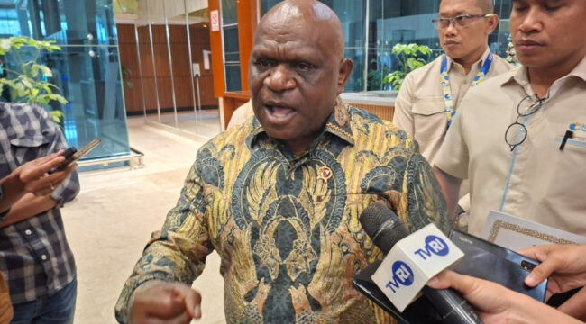 Menteri HAM Natalius Pigai menanggapi polemik surat Ketua BEM UGM ke UNICEF terkait Program Makan Bergizi Gratis.