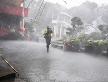 Masyarakat diimbau membawa payung dan waspada hujan lebat hingga sangat lebat yang diprakirakan terjadi di sejumlah kota.