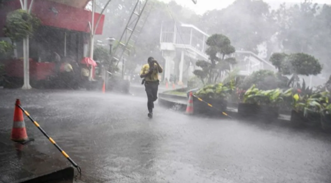 Masyarakat diimbau membawa payung dan waspada hujan lebat hingga sangat lebat yang diprakirakan terjadi di sejumlah kota.