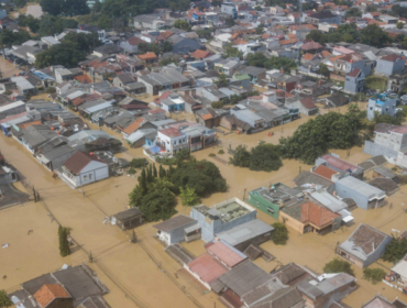 Ribuan warga terpaksa mengungsi setelah banjir merendam permukiman di Kabupaten Bogor.