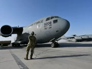 Iran memperluas serangan dengan menargetkan pangkalan militer AS di Qatar dan Bahrain.