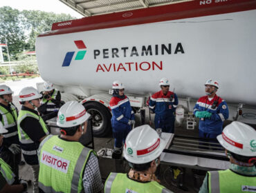 Petugas Pertamina melakukan pengecekan kualitas avtur di AFT Halim