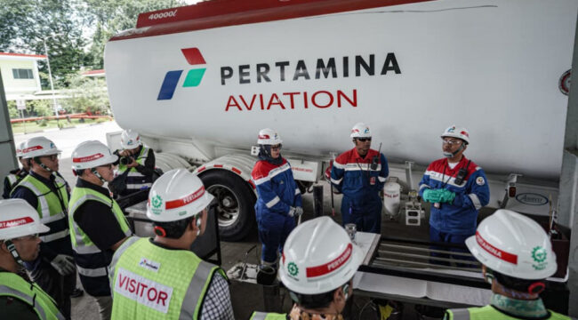 Petugas Pertamina melakukan pengecekan kualitas avtur di AFT Halim