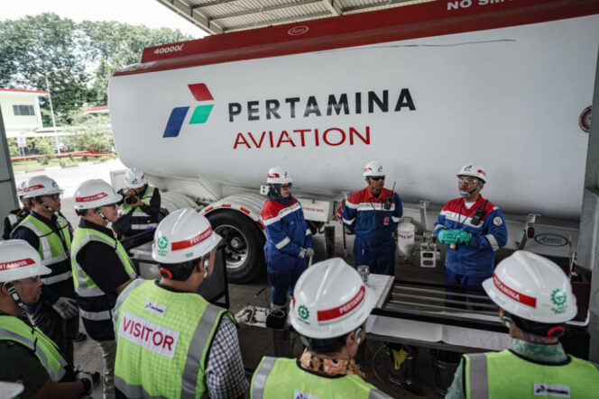 
Petugas Pertamina melakukan pengecekan kualitas avtur di AFT Halim
