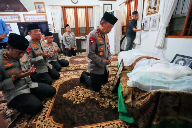 
Kapolri dan PJU Mabes Polri saat takziah ke kediaman almarhum Meri Hoegeng