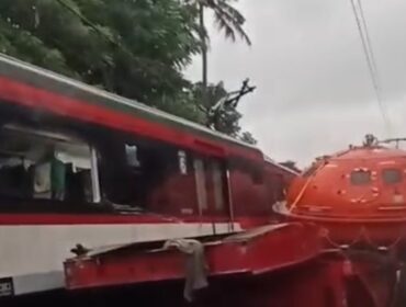 Kondisi KA Bandara Soetta setelah terlibat insiden serempetan dengan truk di kawasan Poris, Tangerang.
