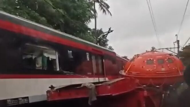
Kondisi KA Bandara Soetta setelah terlibat insiden serempetan dengan truk di kawasan Poris, Tangerang.