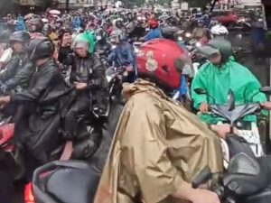 KA Bandara Vs Truk di Perlintasan Poris Foto: (tangkapan layar)