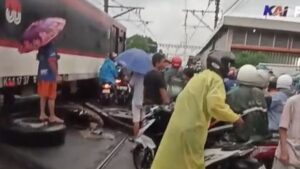KA Bandara Vs Truk di Perlintasan Poris Foto: (tangkapan layar)