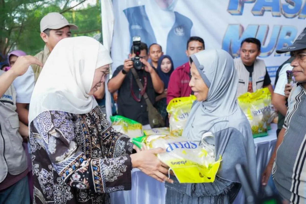 Gubernur Khofifah Indar Parawansa memantau pasokan bahan pokok di pasar jelang Idul Fitri, memastikan harga tetap stabil.
