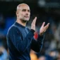 Pep Guardiola memberikan arahan strategi kepada pemain Manchester City