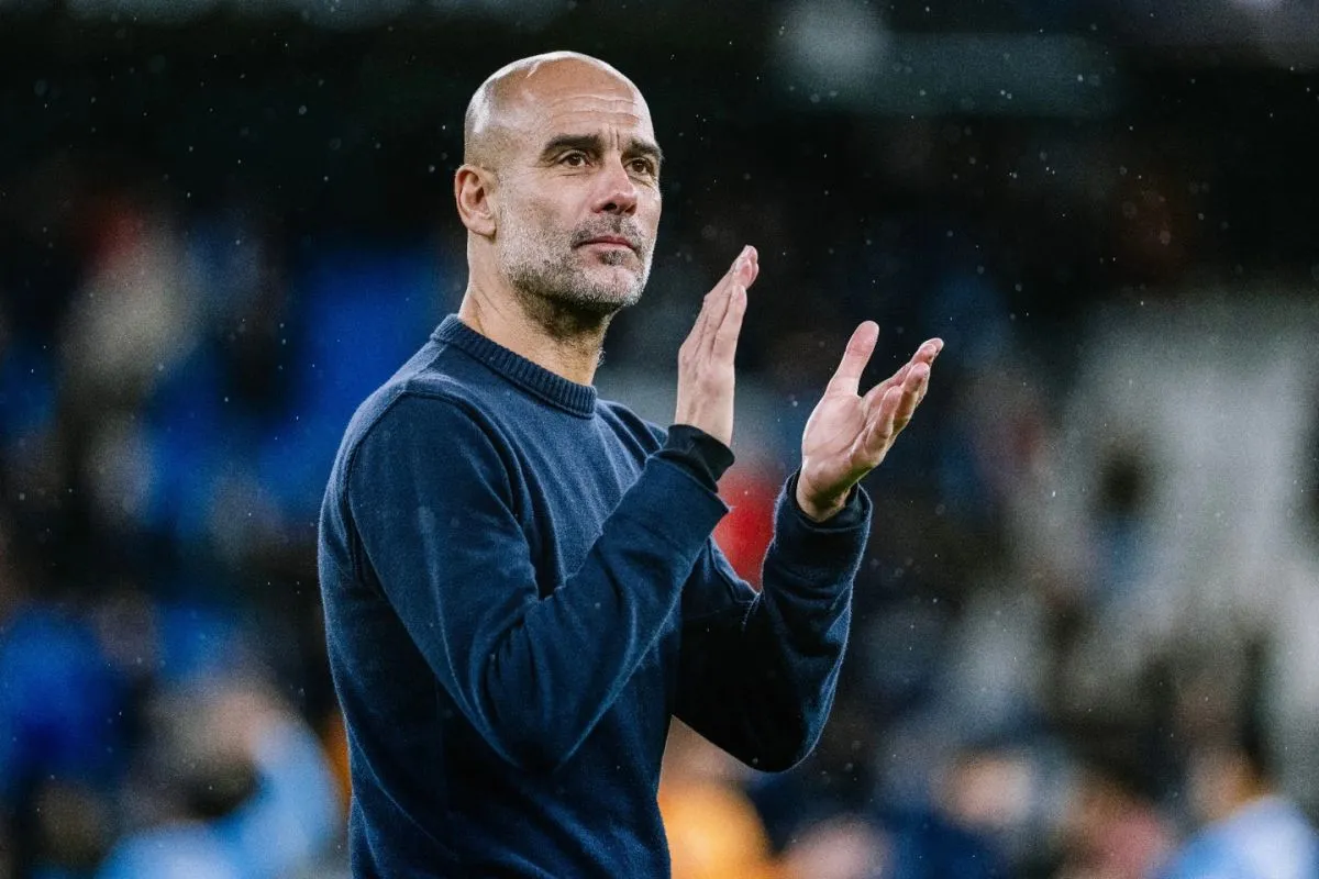 Pep Guardiola memberikan arahan strategi kepada pemain Manchester City