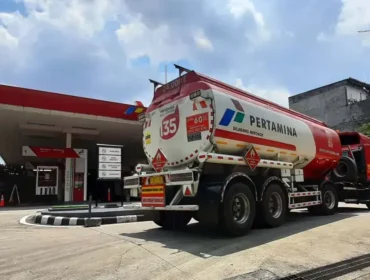 Petugas mengisi bahan bakar kendaraan di SPBU. Pemerintah resmi menetapkan harga BBM terbaru di seluruh SPBU Indonesia yang mulai berlaku pada 9 Maret 2026.