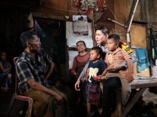 Polres Metro Jakarta Timur memulangkan dua anak, Fikri dan Noval, ke pangkuan ibunya setelah proses pendampingan kepolisian.