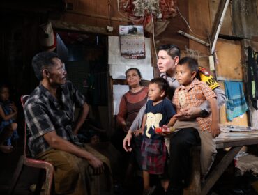 Polres Metro Jakarta Timur memulangkan dua anak, Fikri dan Noval, ke pangkuan ibunya setelah proses pendampingan kepolisian.