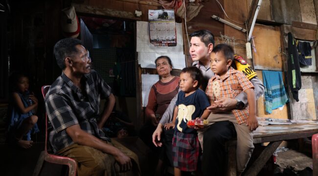 Polres Metro Jakarta Timur memulangkan dua anak, Fikri dan Noval, ke pangkuan ibunya setelah proses pendampingan kepolisian.