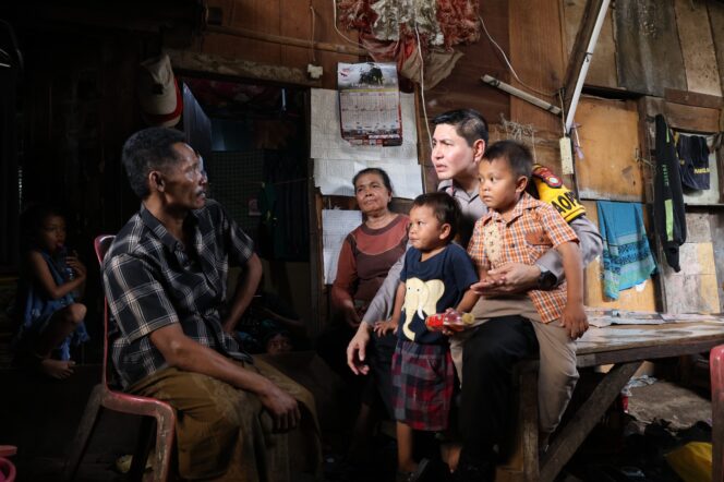 
					Polres Metro Jakarta Timur memulangkan dua anak, Fikri dan Noval, ke pangkuan ibunya setelah proses pendampingan kepolisian.