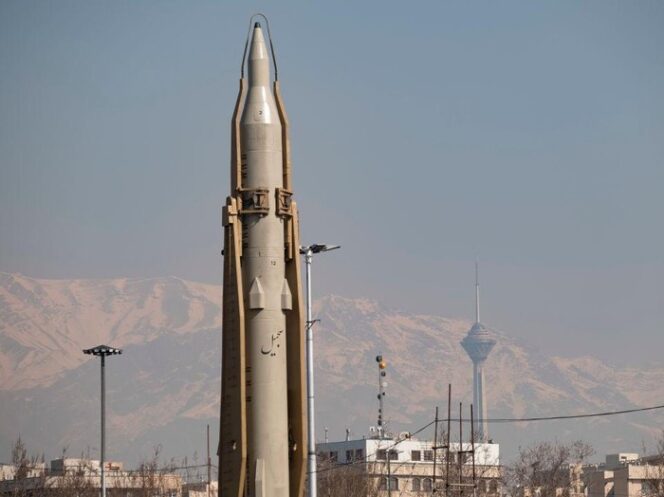 
					Rudal canggih Sejjil milik Iran menjadi sorotan setelah diluncurkan ke Israel.