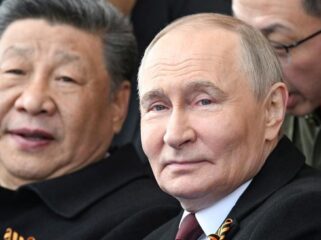 Ilustrasi peta geopolitik Timur Tengah yang menunjukkan pengaruh Rusia dan China terhadap posisi Iran dalam konflik regional.